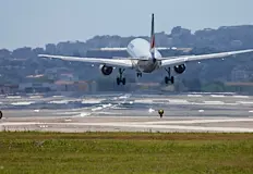 Лошото време в Румъния обърка плановете на туриститеПътнически самолет Airbus