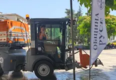 Машини оросяват с вода площади и булевардиДнес към 15 00