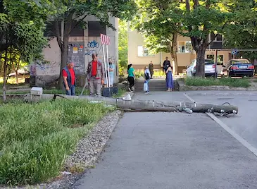 Пияна шофьорка е отсякла бетонния стълб в Русе