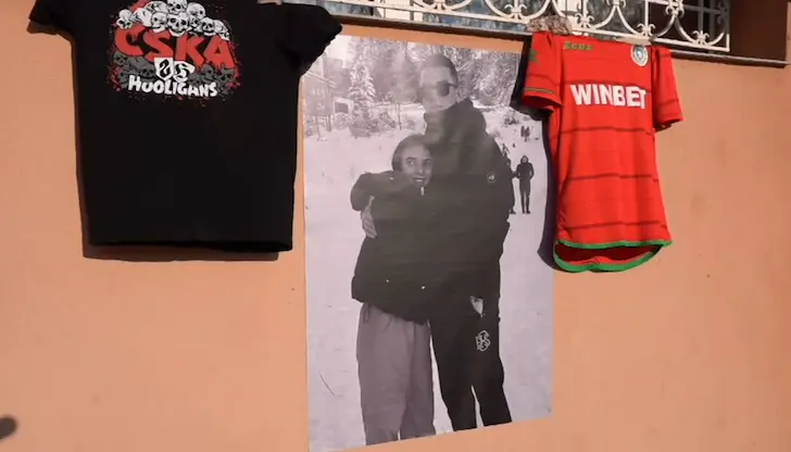 Хората се събират на мълчаливо бдение за загиналите младежи край Мездра