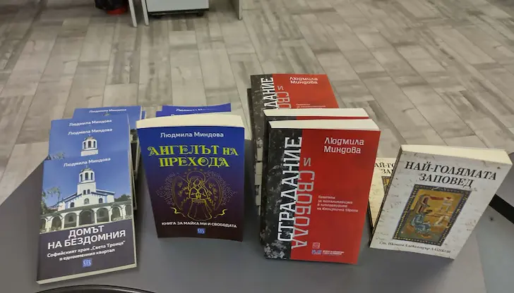 Людмила Миндова дари книги на Регионалната библиотека в Русе