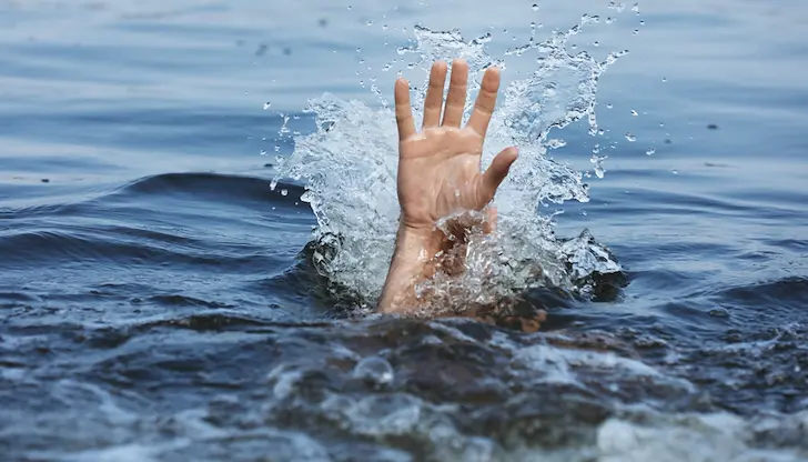 Мъжът е плажувал цял ден и след влизане във водата му е прилошало Мъжът е плажувал цял ден и след влизане във водата му е прилошало