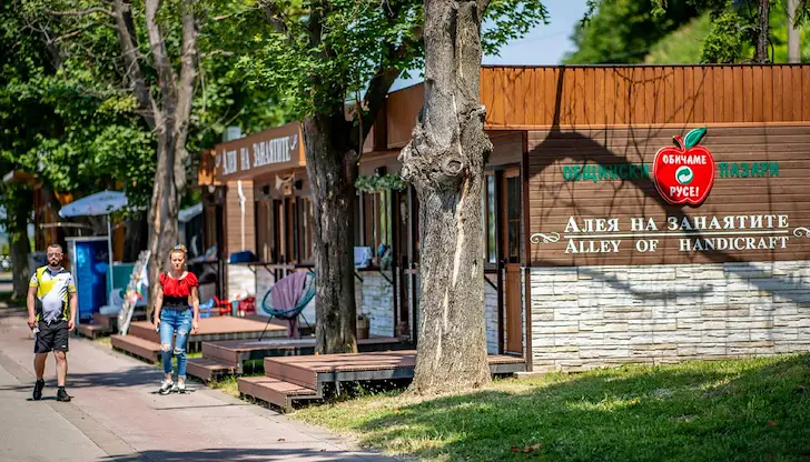 Търговските обекти предлагат ръчно изработени български сувенири Търговските обекти предлагат ръчно изработени български сувенири