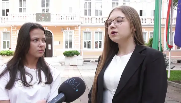 Двете осмокласнички мечтаят да учат право