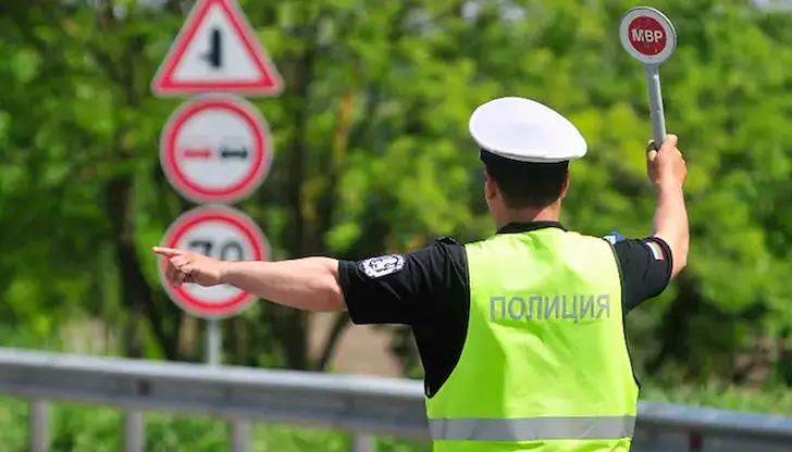 Пътна полиция регулира движението Пътна полиция регулира движението
