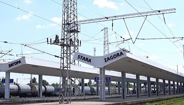 Младежите са се качили върху товарен вагон Младежите са се качили върху товарен вагон
