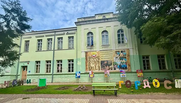 Седмокласници от Русе засаждат рози в знак на спомен