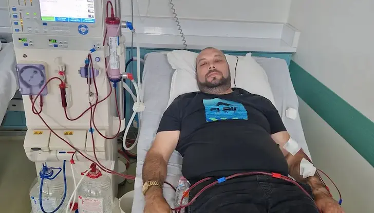 Мъжът страда от хронична бъбречна недостатъчност в последен стадий Мъжът страда от хронична бъбречна недостатъчност в последен стадий