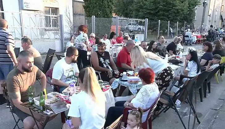 Движението на една от улиците беше спряно, а десетки жители изнесоха маси, столове и хранаДвижението на една от улиците беше спряно, а десетки жители изнесоха маси, столове и храна