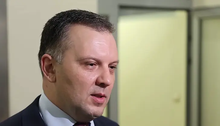 Правосъдният министър настоява за паралелен избор на нови кадри