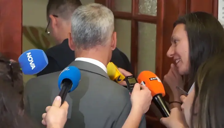 Бившият служебен премиер подмина журналистите с репликата „Благодаря ви!“