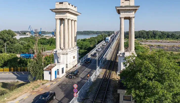 Двупосочното движение на Дунав мост се възстановява