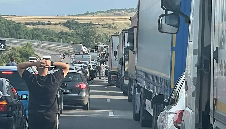 Движението към Благоевград е напълно блокирано Движението към Благоевград е напълно блокирано
