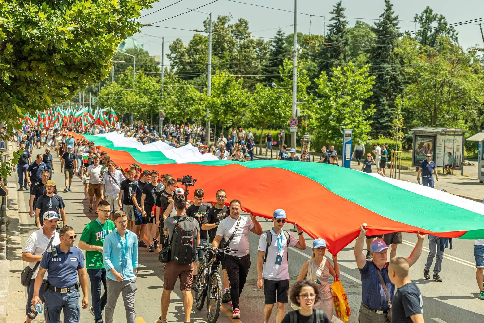 Сдружение "Месец на семейството" благодари на Русе за знамето за шествието в София