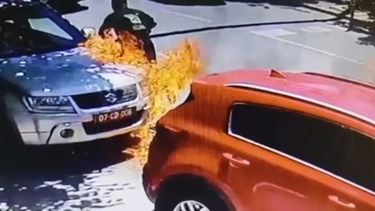 Палеж на автомобили на българското посолство в Скопие