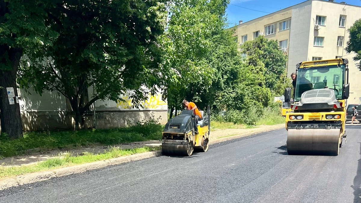 Продължава преасфалтирането и на булевард СъединениеТри основни улици в русенския