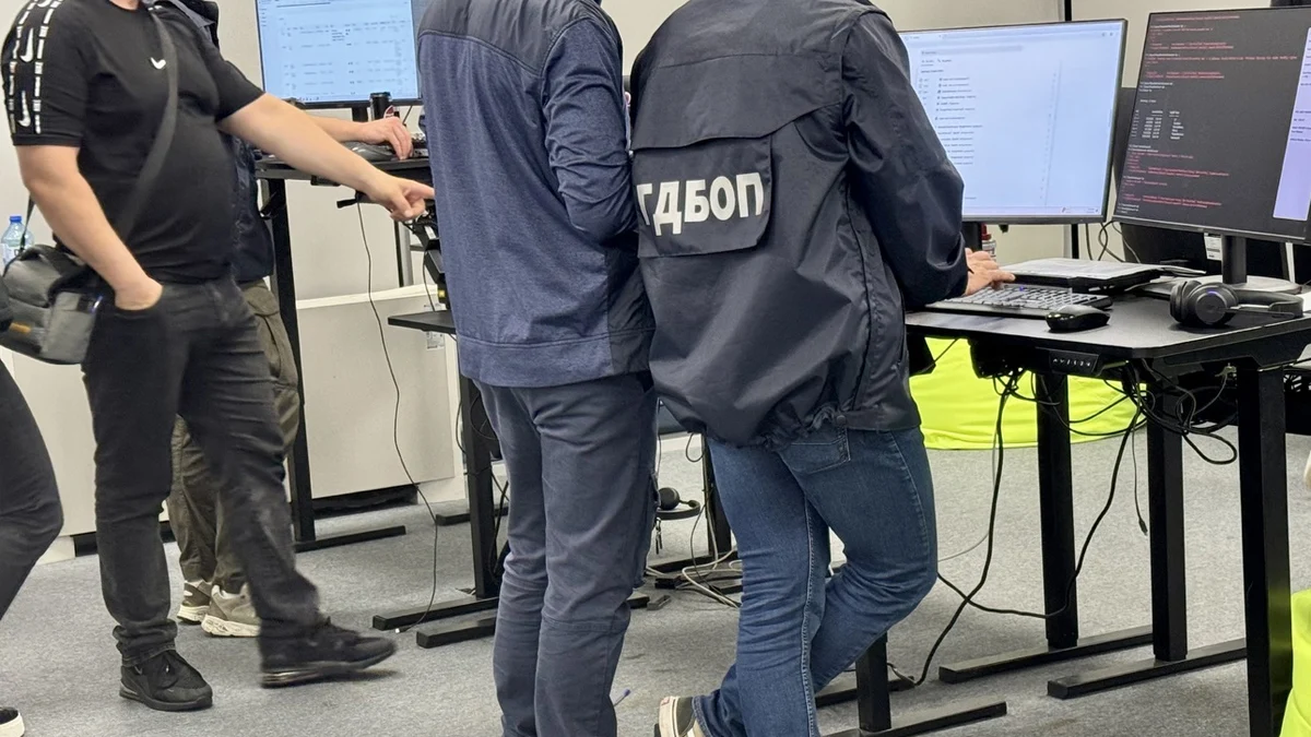 Петима души попаднаха в ареста за компютърни измамиСлужители на Дирекция