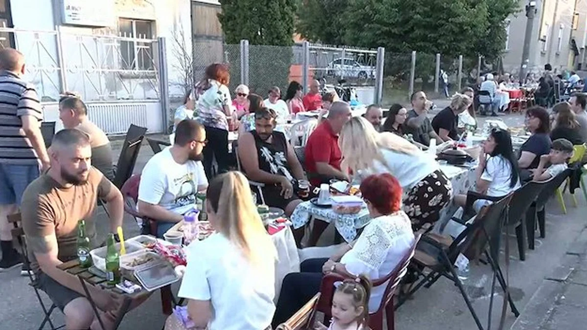Движението на една от улиците беше спряно, а десетки жители