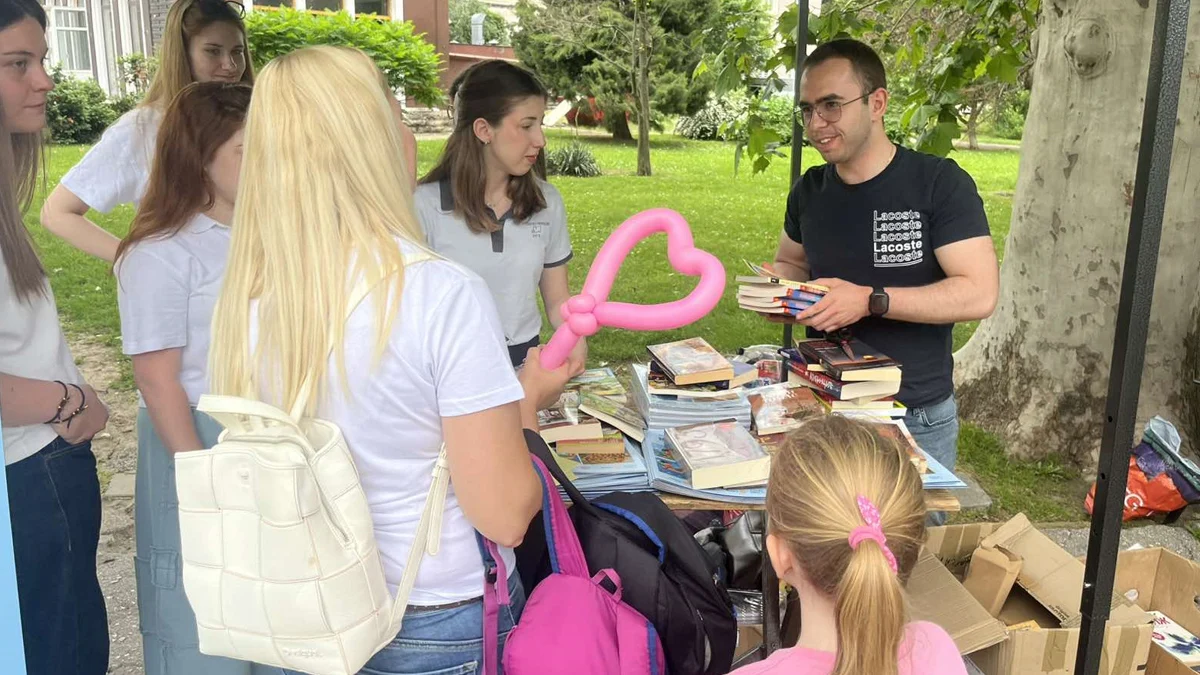 Доброволци раздадоха 500 четива за Деня на дететоБлизо 500 книги