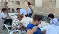 Доброволки от Русе шият гигантска рокля
