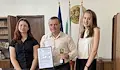 Пенчо Милков отличи две ученички след стаж в Общината