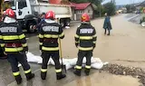 Над 10 000 спасители се борят с наводненията в Румъния