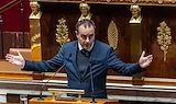 Френското правителство оцеля след вот на недоверие