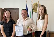 Пенчо Милков отличи две ученички след стаж в Общината