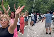 Танцьори от Русе превърнаха чакането на границата в забавление Танцьори от Русе превърнаха чакането на границата в забавление
