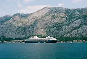 Пътнически ферибот и товарен кораб се сблъскаха край Крит