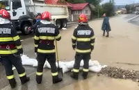 Над 10 000 спасители се борят с наводненията в Румъния