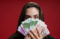 Държавни фирми в сянка раздават хиляди евро на директори