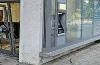 Задържаха крадци, щурмували с кола банка във Вълчедръм