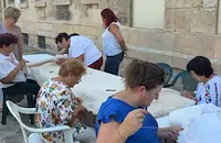 Доброволки от Русе шият гигантска рокля