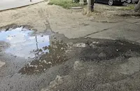 Вода извира повече от година в квартал „Родина“