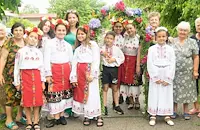 Възрастни предават стари традиции на младежите в Бъзън