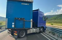 ТИР с износени гуми блокира пътя за София