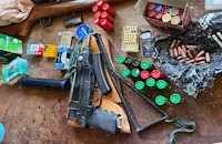 Разбиха банда за обири с боен арсенал и полицейски униформи