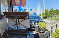 Жена заби колата си в заведение на магистрала "Тракия"