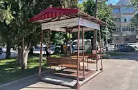 Поставиха люлка беседка на площад „Д-р Мустаков“
