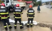 Над 10 000 спасители се борят с наводненията в Румъния