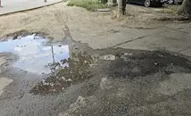 Вода извира повече от година в квартал „Родина“