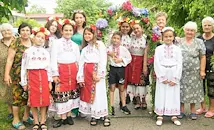 Възрастни предават стари традиции на младежите в Бъзън