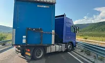 ТИР с износени гуми блокира пътя за София
