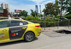 Асфалтът е пропаднал в момента на преминаване на таксиметров автомобилОгромен