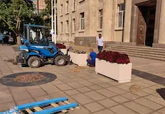 Зоната за сигурност вече е без импровизирани подложки от тухлиСлужители