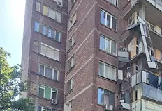 Полицията обезопаси района премахват опасните елементи с кранСилна буря нанесе