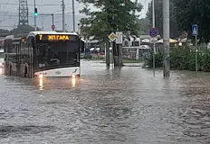 Аварийните служби отводняват критичните точки в морската столицаСилна буря придружена
