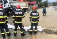 Десетки населени места са засегнати от лошото времеПоройна вълна блокира