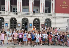 Директорът Пламен Бейков посрещна лично малките гостиДесетки деца от две